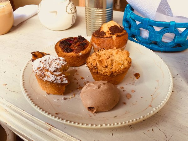 Comment maîtriser la confection de macarons français dans une pâtisserie haut de gamme?